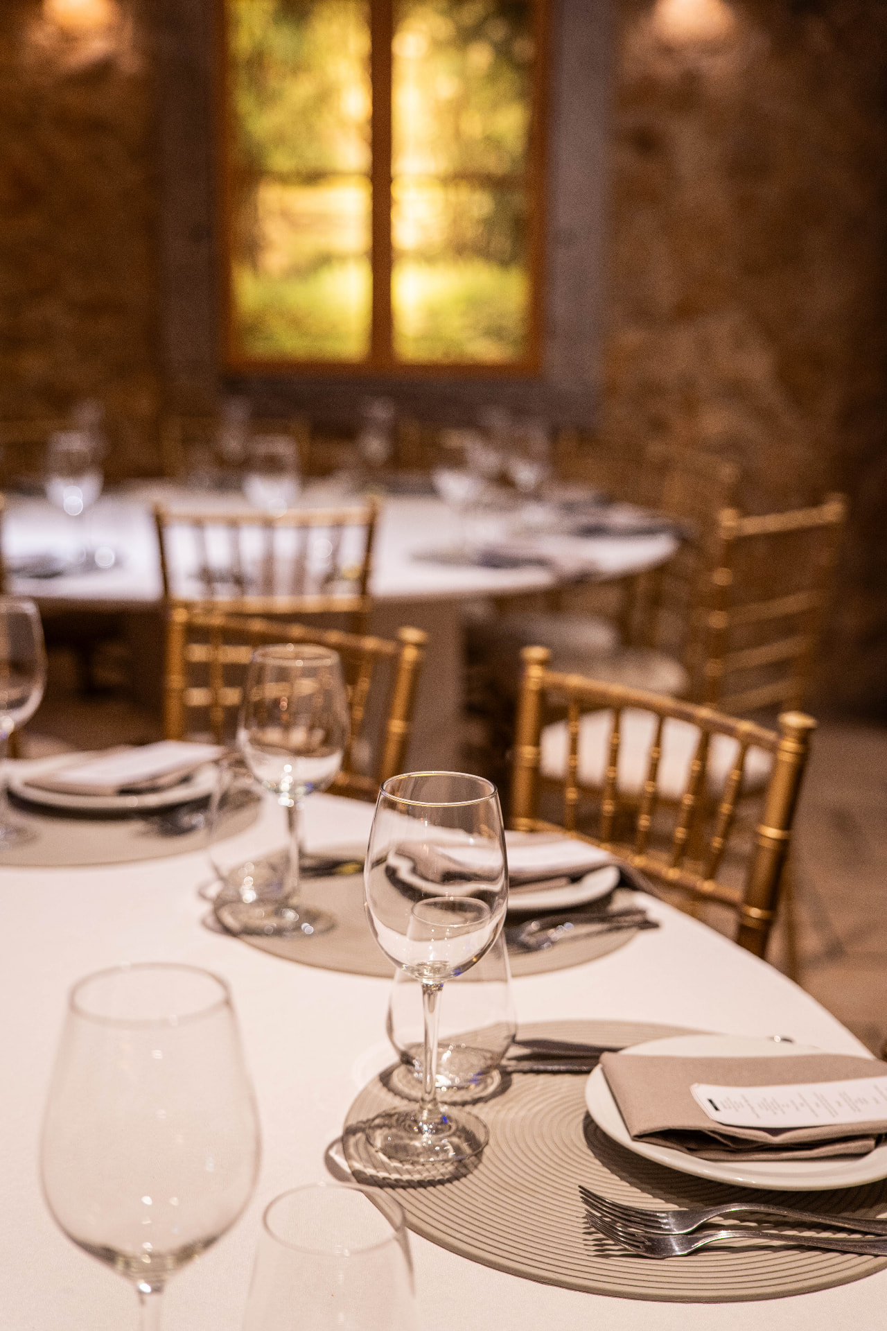 Sala do restaurante Cantinho d'Ourique preparada para o serviço